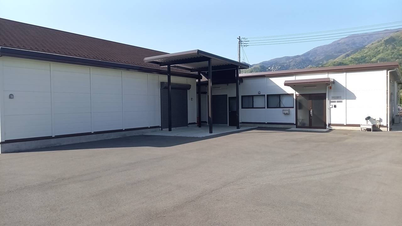 韮崎工場の外観