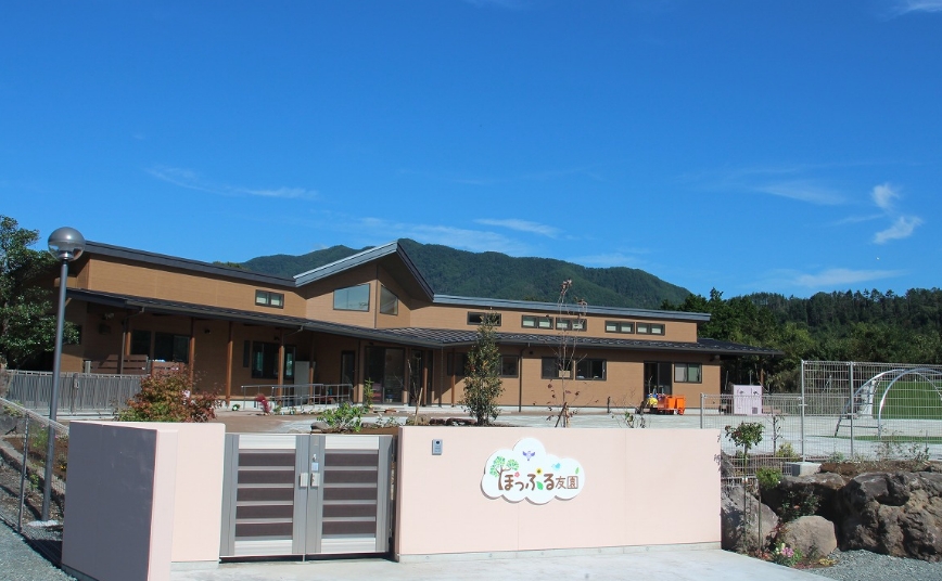 施設紹介：ぽっぷる友園外観（改修箇所を示す写真ではありません）